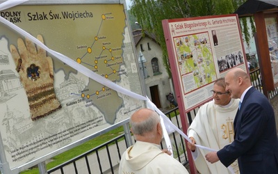 Jednym z odsłaniających tablicę pamiątkową był ks. Romuald Brudnowski