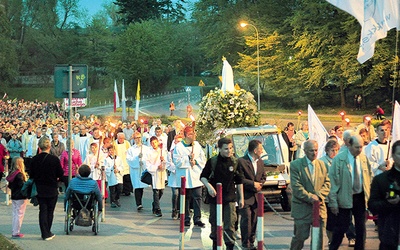 ▼	Tysiące wiernych towarzyszyły na ulicach Koszalina figurze Maryi Fatimskiej.