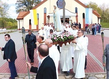 Procesja z figurą Matki Bożej wokół kościoła w Stagniewie.