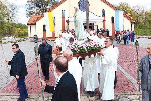 Procesja z figurą Matki Bożej wokół kościoła w Stagniewie.