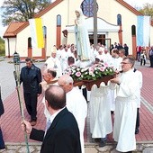 Procesja z figurą Matki Bożej wokół kościoła w Stagniewie.