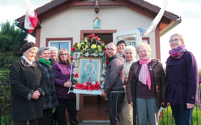 Mieszkańcy Grabika k. Żar z obrazem Matki Bożej Częstochowskiej, który przed laty peregrynował  po rodzinach z tutejszej miejscowości.
