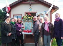 Mieszkańcy Grabika k. Żar z obrazem Matki Bożej Częstochowskiej, który przed laty peregrynował  po rodzinach z tutejszej miejscowości.