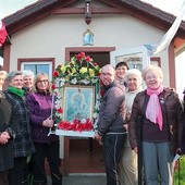 Mieszkańcy Grabika k. Żar z obrazem Matki Bożej Częstochowskiej, który przed laty peregrynował  po rodzinach z tutejszej miejscowości.