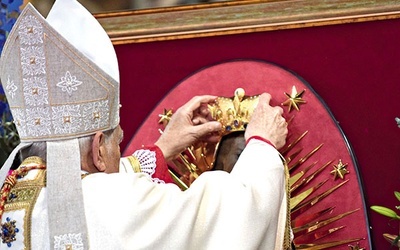 Legat papieski nałożył koronę najpierw Jezusowi, a następnie Matce Bożej.