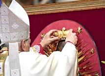 Legat papieski nałożył koronę najpierw Jezusowi, a następnie Matce Bożej.