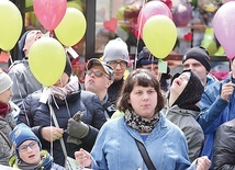 Każdy uczestnik dostał balon, by zawieszone na nim marzenie wypuścić do nieba.