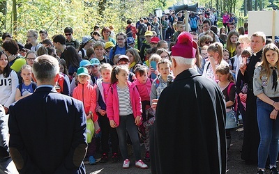 Na tegoroczne rekolekcje w drodze na Chełmiec wyruszyła młodzież z 23 szkół.