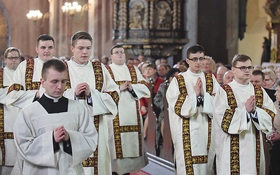 Nowo wyświęceni diakoni diecezji świdnickiej. Od lewej: Kamil Ożóg, Marceli Mrozek, Tomasz Kula, Błażej Zwolennik, Mateusz Matusiak, Wojciech Oleksy.