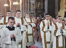 Nowo wyświęceni diakoni diecezji świdnickiej. Od lewej: Kamil Ożóg, Marceli Mrozek, Tomasz Kula, Błażej Zwolennik, Mateusz Matusiak, Wojciech Oleksy.