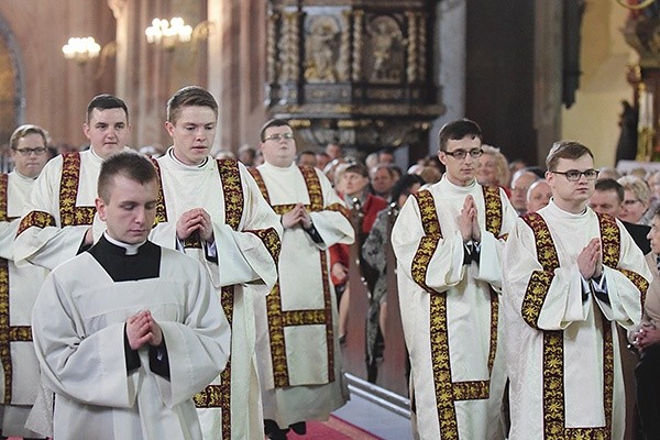 Nowo wyświęceni diakoni diecezji świdnickiej. Od lewej: Kamil Ożóg, Marceli Mrozek, Tomasz Kula, Błażej Zwolennik, Mateusz Matusiak, Wojciech Oleksy.