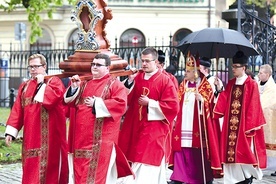 Relikwie patrona diecezji nieśli nowo wyświęceni diakoni.