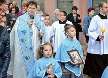 Po Mszy św. ulicami wokół kościoła przeszła procesja z figurą MB Fatimskiej. Dzieci niosły relikwie pastuszków z Fatimy.