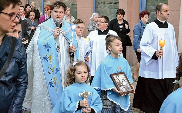 Po Mszy św. ulicami wokół kościoła przeszła procesja z figurą MB Fatimskiej. Dzieci niosły relikwie pastuszków z Fatimy.