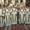 ▲	Przyszli księża z biskupami i przełożonymi z seminarium.