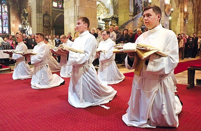 ▲	– Proszę was, nie szukajcie siebie w posłudze diakona ani na ambonie, ani przy ołtarzu – apelował biskup.