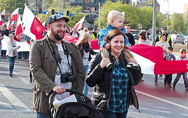 ▲	„Mówiąc o różnych aspektach i wyzwaniach polskiego patriotyzmu, trzeba podkreślić niezastąpioną niczym misję rodziny. W naszej historii, zwłaszcza gdy nie istniało wolne państwo polskie, była ona najważniejszą szkołą patriotyzmu”.