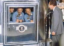 Po wyłowieniu astronautów czekała 21-dniowa kwarantanna, aby przyzwyczaić organizm do ziemskich warunków. Bohaterów narodowych odwiedził w tym czasie prezydent Nixon