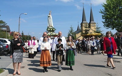 ▲	Na zakończenie uroczystości bp Piotr Libera zapowiedział, że w przyszłości w ciechanowskim kościele św. Jana Pawła II zostanie utworzone sanktuarium Matki Bożej Fatimskiej.