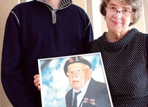 ◄	Córka i wnuk mjr. Przewłuckiego pielęgnują pamięć o nim.  – Moi rodzice byli prawdziwymi patriotami – mówi Bożena Suchodolska.
