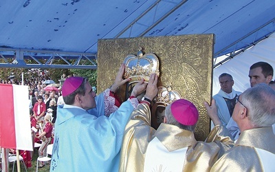 Koronacja obrazu Matki Bożej Pocieszenia w Bogorii.