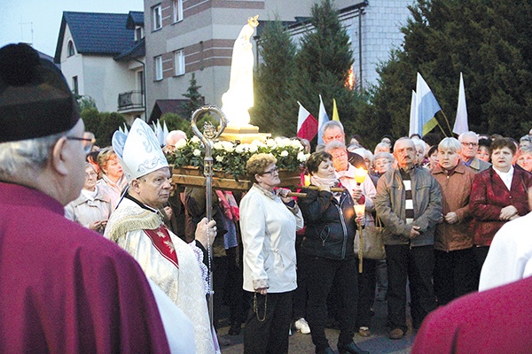 Podczas nabożeństwa niesiona jest figura Matki Bożej.