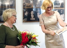 Nagrodę Marii Kaczmarskiej (z lewej) wręczyła Anna Skubisz- -Szymanowska.