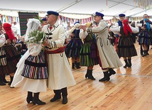 Po zawarciu sakramentu małżeństwa w domu weselnym królował opoczyński oberek.