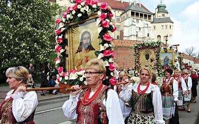 Przedstawiciele parafii z całej archidiecezji nieśli m.in. obrazy czczone w swoich wspólnotach. 