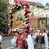 Przedstawiciele parafii z całej archidiecezji nieśli m.in. obrazy czczone w swoich wspólnotach. 