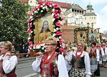 Przedstawiciele parafii z całej archidiecezji nieśli m.in. obrazy czczone w swoich wspólnotach. 