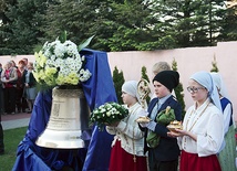 W parafii Jezusa Chrystusa Króla Wszechświata uroczystości, podczas których poświęcono dzwon jubileuszowy, odbywały się w obecności dzieci, przebranych za pastuszków z Fatimy.