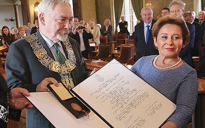 Wyróżnienie z rąk prezydenta Jacka Majchrowskiego odebrała współzałożycielka komitetu Liliana Batko-Sonik.