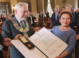 Wyróżnienie z rąk prezydenta Jacka Majchrowskiego odebrała współzałożycielka komitetu Liliana Batko-Sonik.