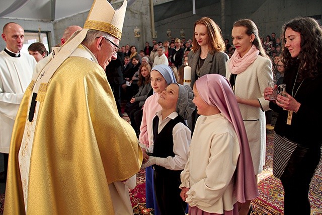 ▲	Dary mszalne wręczyły abp. Skworcowi dzieci z piotrowickiej parafii, przebrane za Łucję, Franciszka i Hiacyntę.