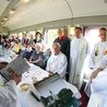 ▲	W pociągu nie mogło zabraknąć Mszy św. Przewodniczy  bp Marek Szkudło. 