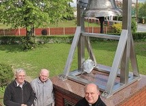 ▲	Rudolf Jonderko, Henryk Hrapiec, ks. Krzysztof Fulek i odzyskany przez Leszczyny dzwon.