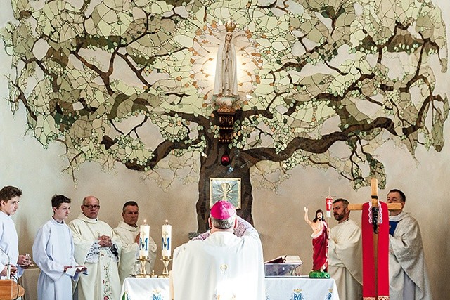 ▼	Prezbiterium kościoła z mozaiką w kształcie dębu portugalskiego, przypominającego drzewo z cudownych objawień.