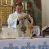 Proboszcz parafii w czasie odprawiania Mszy św. z relikwiami. 