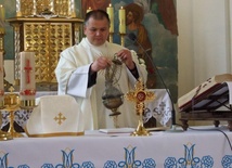 Proboszcz parafii w czasie odprawiania Mszy św. z relikwiami. 