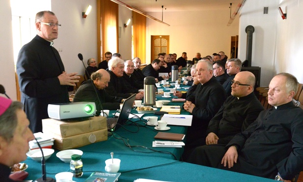 Program omawia ks. Sławomir Adamczyk, diecezjalny duszpasterz rodzin