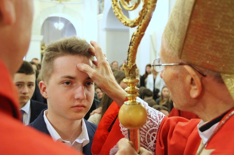 Bierzmowanie w kościele św. Jakuba w Tuchowie