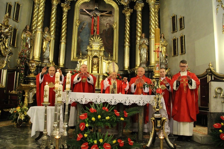 Bierzmowanie w kościele św. Jakuba w Tuchowie