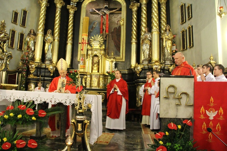 Bierzmowanie w kościele św. Jakuba w Tuchowie