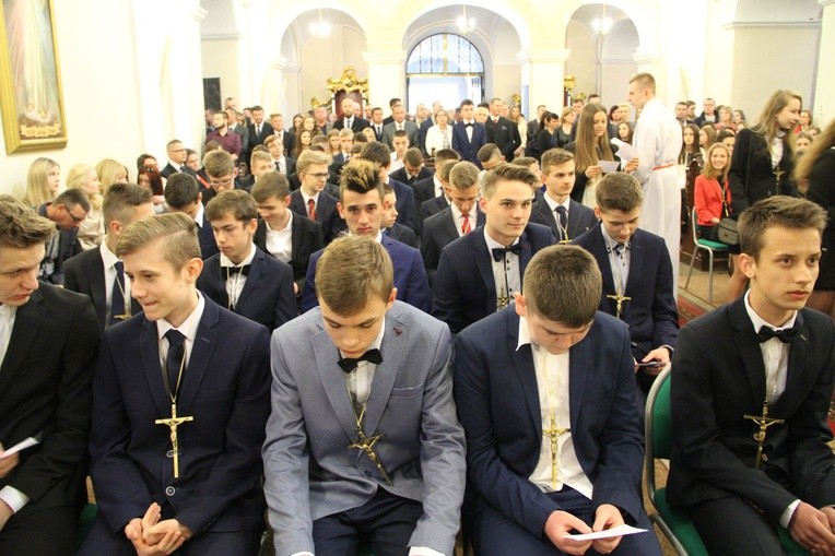 Bierzmowanie w kościele św. Jakuba w Tuchowie