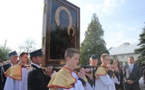 Ministranci z parafii w Błoniu niosą obraz MB Częstcochowskiej w procesji do kościoła