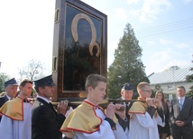 Ministranci z parafii w Błoniu niosą obraz MB Częstcochowskiej w procesji do kościoła