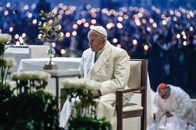 Papież Franciszek podczas wieczornej modlitwy różańcowej w Fatimie.