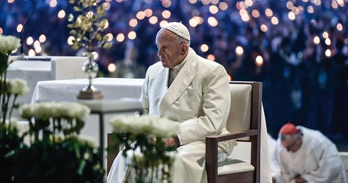 Papież Franciszek podczas wieczornej modlitwy różańcowej w Fatimie.