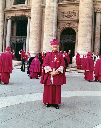 Abp Baraniak podczas Soboru Watykańskiego II. Sutanna widoczna na tym zdjęciu została 11 maja 2017 r. przekazana do Muzeum Żołnierzy Wyklętych i Więźniów Politycznych w Warszawie. Wcześniej przechowywała ją salezjańska Inspektoria pw. św. Wojciecha w Pile.